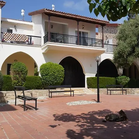 Sea Side Modern Cozy 1 Queen Bed Apt Paphos