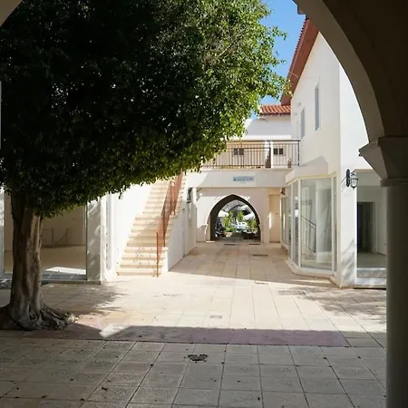 Sea Side Modern Cozy 1 Queen Bed Apt * Paphos